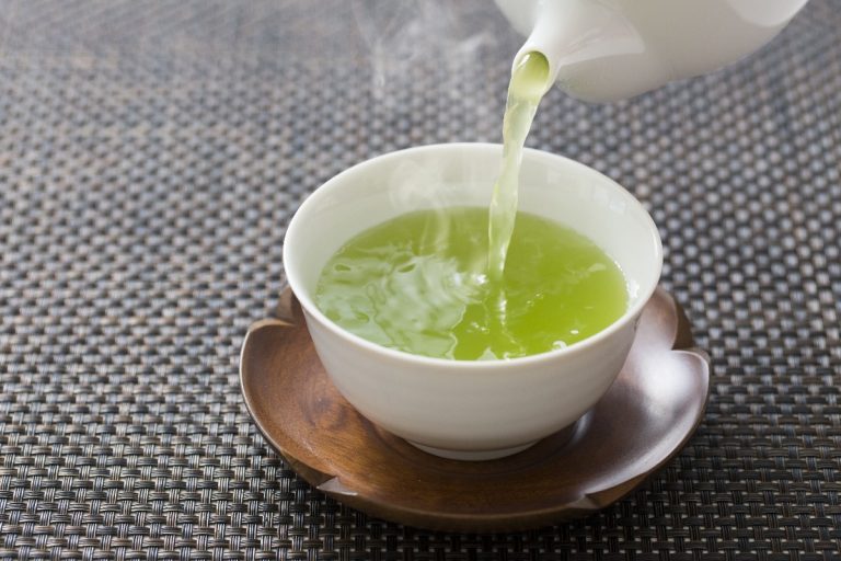 ダイエットに効果がある？緑茶×レモンの「レモン緑茶水」のレシピと栄養素 – お茶のソムリエ